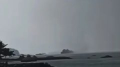 马六甲海上出现水龙卷 向岸边移动吓坏民众